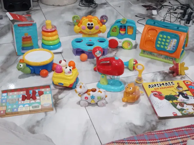 Lote de brinquedos para crianças