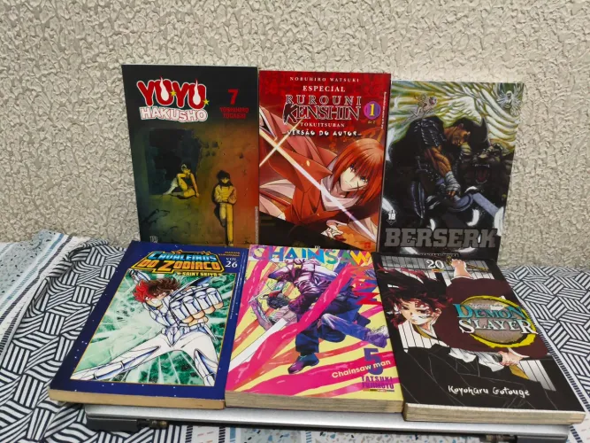 Mangas váriados ( demonsSlayer Berserk Chainsawman Yuyuhakusho saintSeiya rurounikensshin)