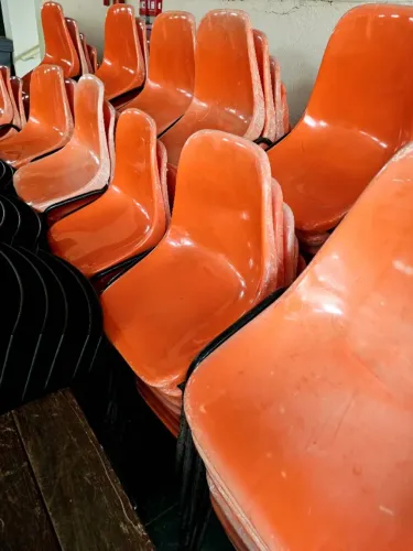 Cadeira Laranja Antiga