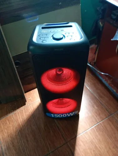 Caixa de som Philips semi nova em ótimo estado de uso. Com pouco uso