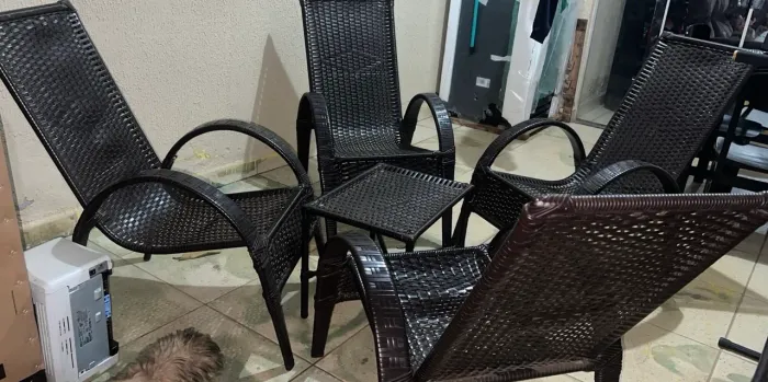 Conjunto 4 cadeiras e mesa de centro