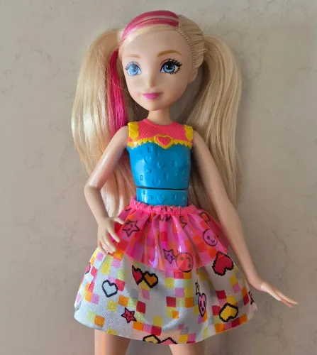 Boneca Barbie patinadora do filme "Em um Mundo de Vídeo Game"