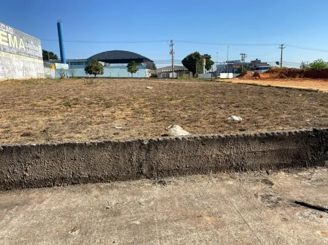 Excelente Terreno na Avenida Itavuvu Sorocaba 1800m2 30X60, faz fundos pra rua detrás, tot