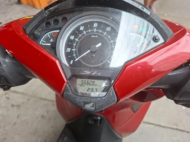 Moto muito  conservada , aceito  cartão  de crédito  em até  18X 