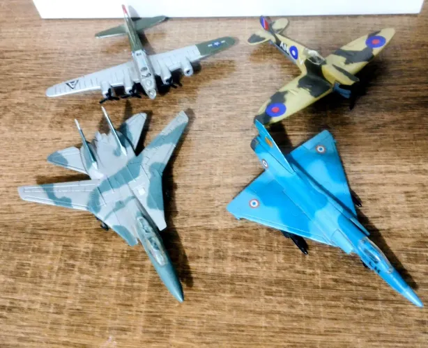 Miniaturas Aviões Maisto