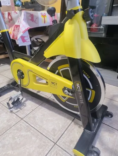 Bicicleta Spinning Roda de Inércia 8kg Preto Amarelo WCT Fitness