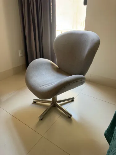 Poltrona decorativa giratória estilo concha - cinza