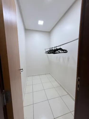 Quarto com closet e banheiro
