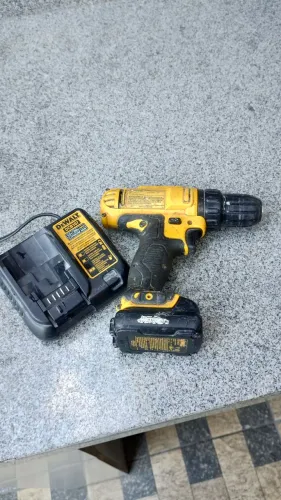 Parafusadeira Dewalt 12v usada. Defeito carregador.