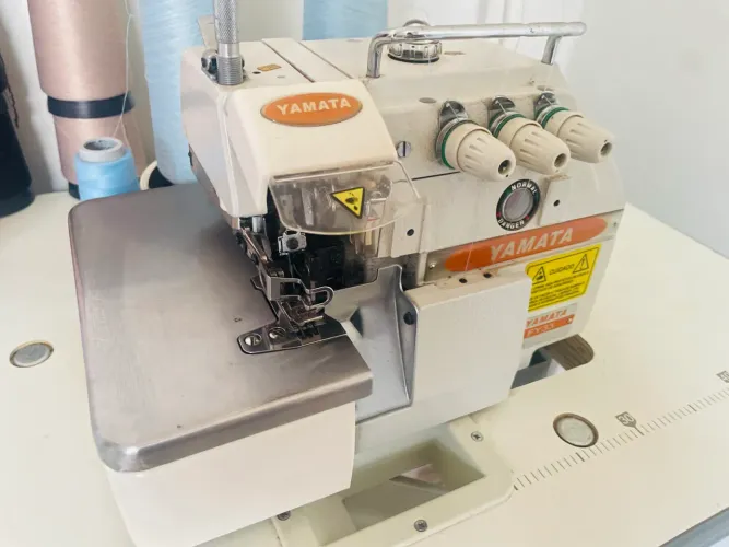 Máquina de costura overloque tâmara