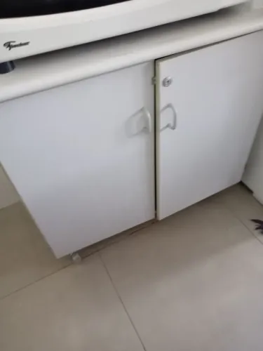 Armário de aço bastante reforçado semi-novo com rodinhas