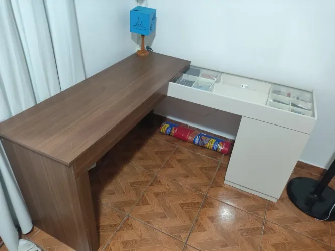 Escrivaninha e penteadeira 