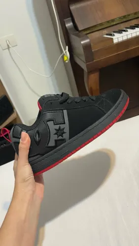 Tênis Court Graffik preto e vermelho
