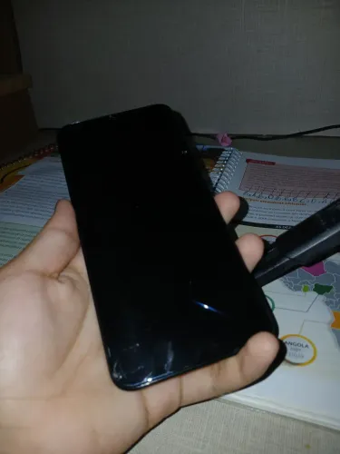 Tela do A20 com trincos que não interferem no uso.