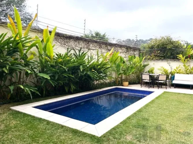 Casa em condomínio localizada em rua fechada no Jardim Guedala!