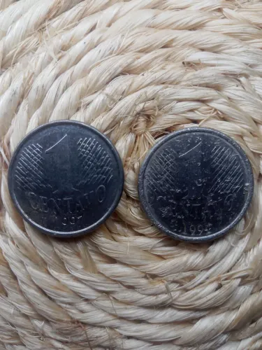 Moedas de 1centavo de 1997 e 1994 com marcas de uso