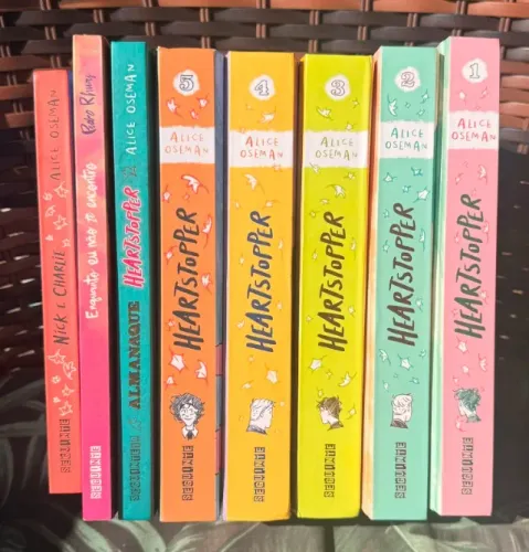 Conjunto de livros Heartstopper em excelente estado + brinde outro livro.