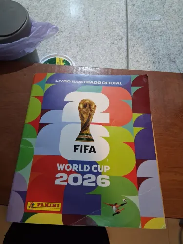 Vendo o álbum de figurinhas da copa do mundo 2026 completo com todas as figurinhas coladas