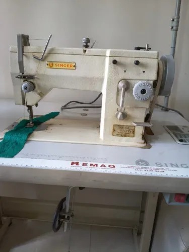 Máquina de costura Singer, semi-industrial, valor R$1700,00