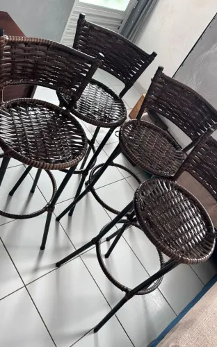 4 Banquetas de aço e fibra