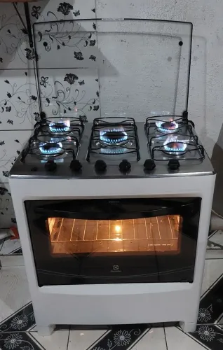 Moderno fogão Electrolux top com ultrachama automático com luminária