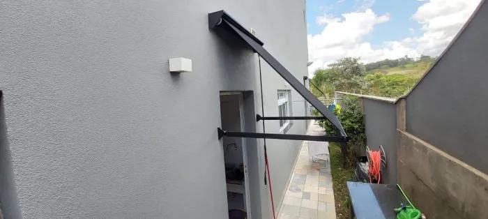 Toldo retrátil em alumínio com pintura eletrostática
