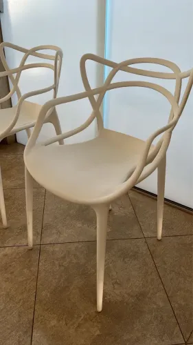 Vendo duas cadeiras brancas modernas