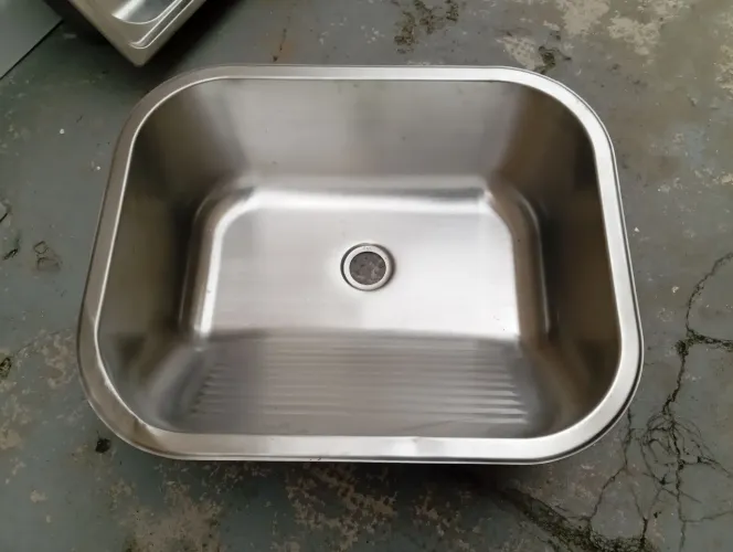 Tanque inox 50 cm x 42 cm novo tem um pequeno amassado no canto.