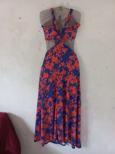 Vestido tam p ao g longo , várias amarrações