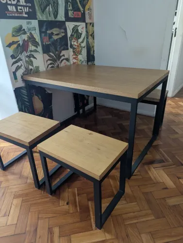 Mesa de jantar com bancos estilo industrial