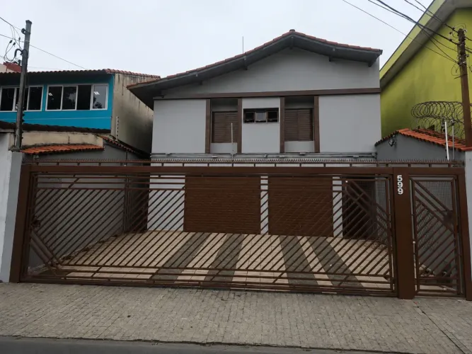 Casa para venda e locação, 300m² com 3 quartos sendo 1 suíte, 3 salas, 5 vagas, Vila Valpa