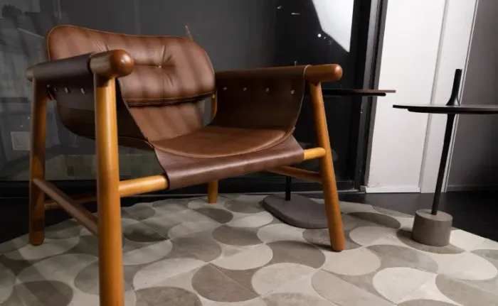 Poltrona de couro com estrutura de madeira maciça + mesa lateral