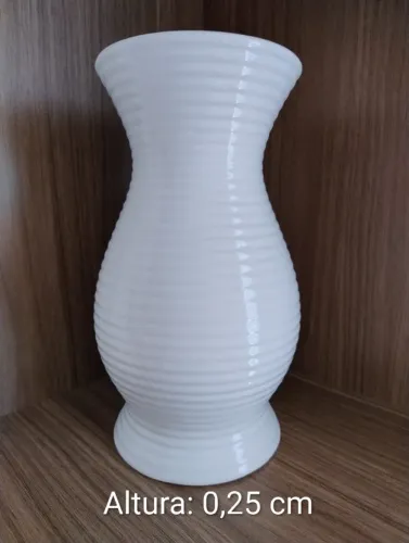Vaso em porcelana branca.