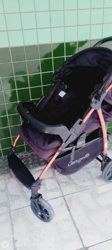 Vendo esse carrinho de bebê por 200 reais zap *.6