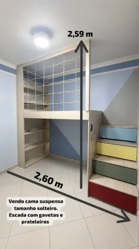 Cama de solteiro suspensa
