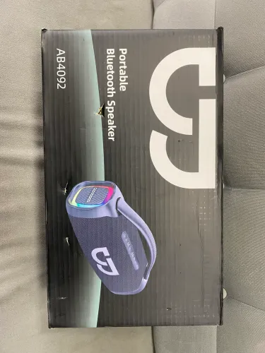caixa de som Bluetooth portátil da marca Goojodoq, modelo AB4092.