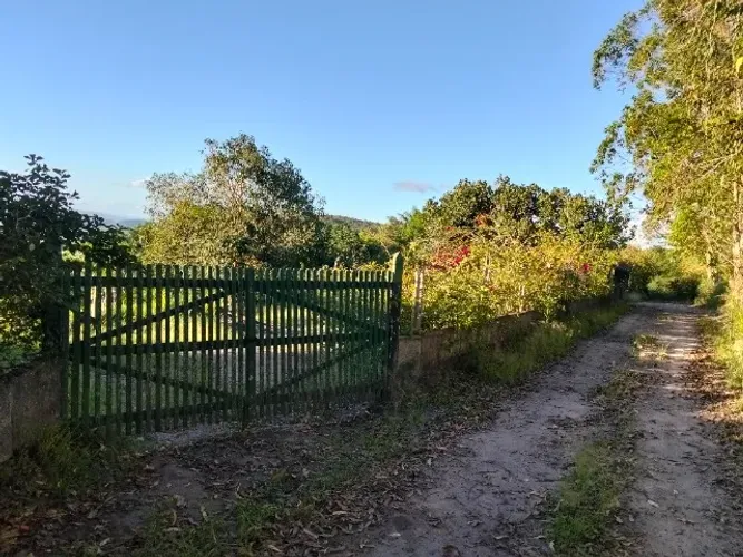 Sítio com 2.5 hectares pronto para morar.