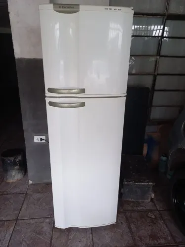 Vende-se geladeira Electrolux DF34 Frost Free 