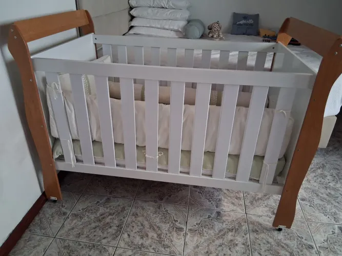 Vendo um berço, muito bem conservado e pouco usado