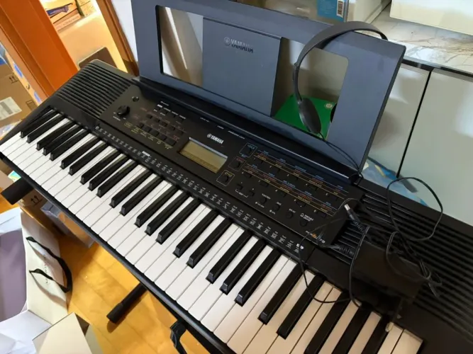 Teclado musical Yamaha PSR PSR-E273 61 teclas preto Perfeita