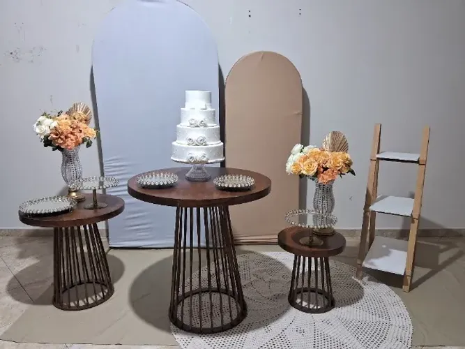 Trio de mesas de madeira pinus para festas de casamento