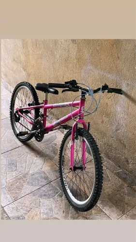 Bicicleta feminina perfeito estado pneus novos banco novo tudo novo valor 250,00