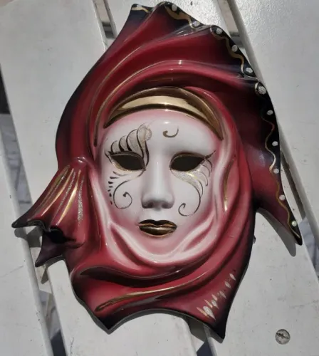 Máscara veneziana antiga em porcelana com pintura manual 28cm x 23cm
