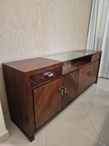 Buffet marca Líder Interiores 4 portas e 2 gavetas em ótimo estado de conservação