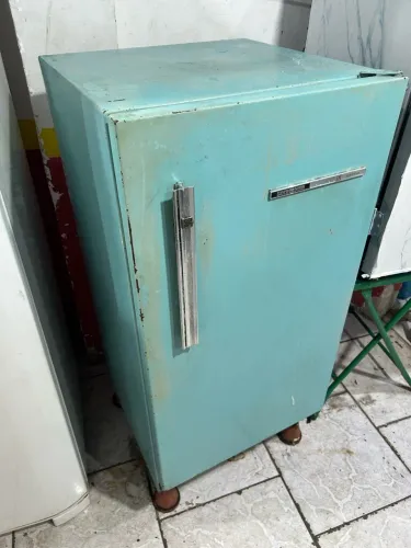 Vendo R$500,00 geladeira ANOS 60 - marca Frigidaire na cor azul toda original geladeira