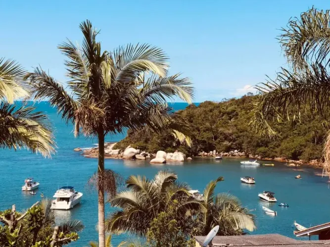 CASA COM PISCINA BORDA INFINITA PRAIA DE TAQUARAS EM BALNEÁRIO CAMBORIÚ
