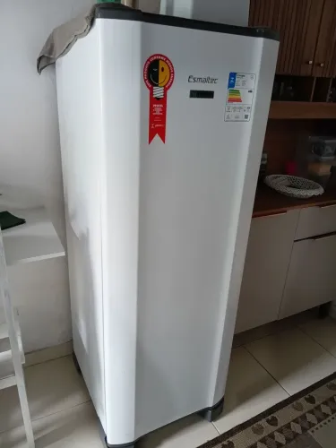 Vendo Geladeira Esmaltec novinha menos de um ano de uso excelente zap. *4646