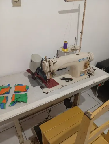 Máquina de costura reta em perfeita condições de uso