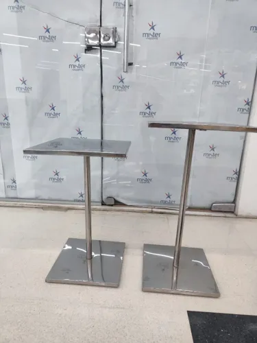 Mesa de apoio/ Expositor - tampo quadrado em metal cromado