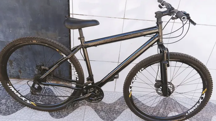 Bicicleta aro 29 com freio a disco pneus novos 